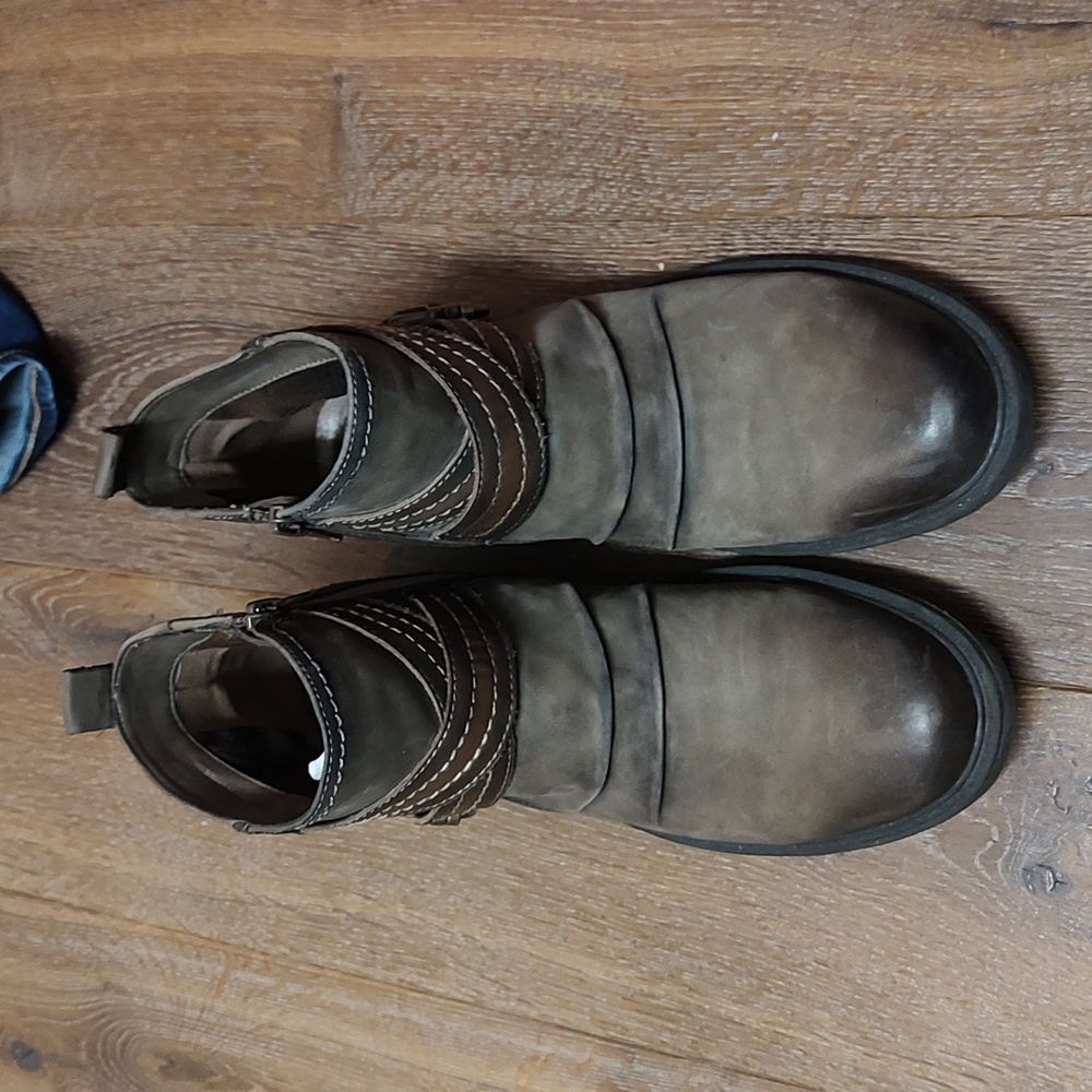 Earth Women's Stadium Boots Brown Suede SZ 8.5 brand new